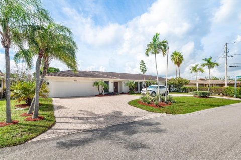 House in Lauderdale-by-the-Sea, Florida 4 bedrooms, 272.58 sq.m. № 1868303 - photo 1