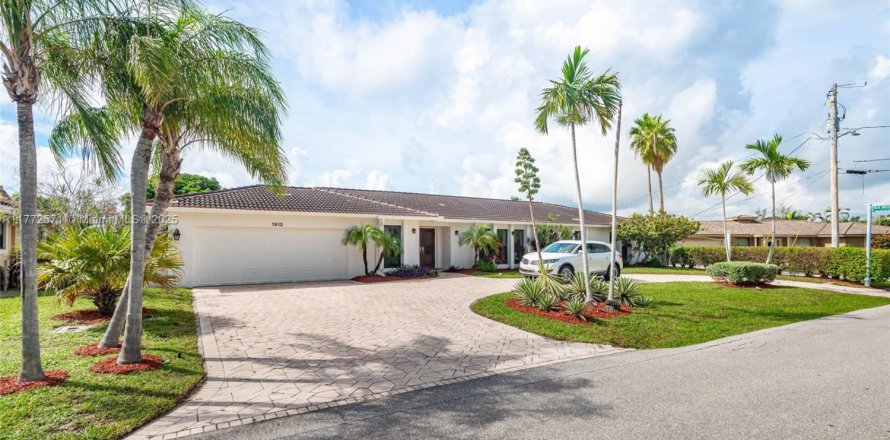 House in Lauderdale-by-the-Sea, Florida 4 bedrooms, 272.58 sq.m. № 1868303
