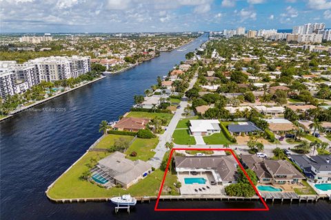 House in Lauderdale-by-the-Sea, Florida 4 bedrooms, 272.58 sq.m. № 1868303 - photo 4