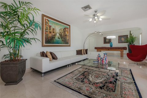 House in Lauderdale-by-the-Sea, Florida 4 bedrooms, 272.58 sq.m. № 1868303 - photo 13