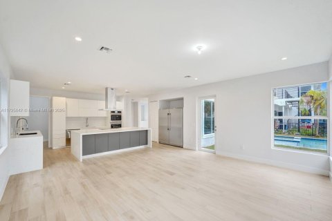 House in Dania Beach, Florida 6 bedrooms, 387.77 sq.m. № 1863754 - photo 18
