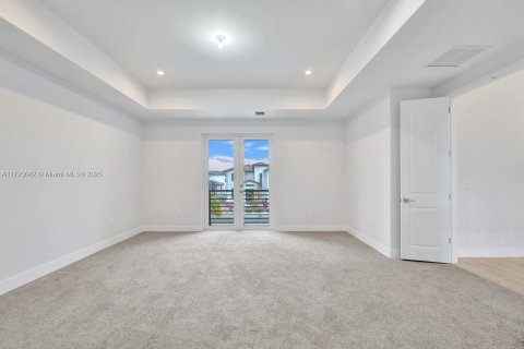 House in Dania Beach, Florida 6 bedrooms, 387.77 sq.m. № 1863754 - photo 23