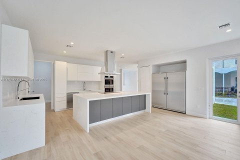 House in Dania Beach, Florida 6 bedrooms, 387.77 sq.m. № 1863754 - photo 17