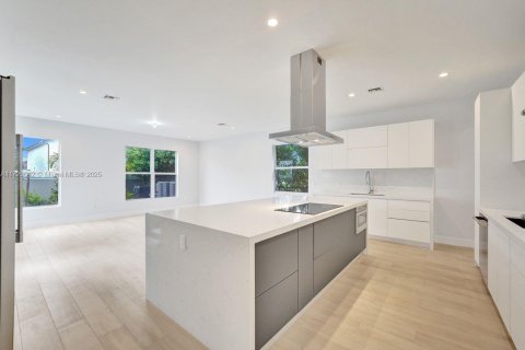 House in Dania Beach, Florida 6 bedrooms, 387.77 sq.m. № 1863754 - photo 13