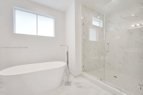 House in Dania Beach, Florida 6 bedrooms, 387.77 sq.m. № 1863754 - photo 25