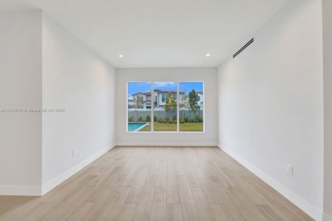 House in Dania Beach, Florida 6 bedrooms, 387.77 sq.m. № 1863754 - photo 21