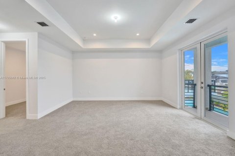 House in Dania Beach, Florida 6 bedrooms, 387.77 sq.m. № 1863754 - photo 22
