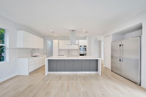House in Dania Beach, Florida 6 bedrooms, 387.77 sq.m. № 1863754 - photo 14