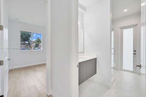 House in Dania Beach, Florida 6 bedrooms, 387.77 sq.m. № 1863754 - photo 29