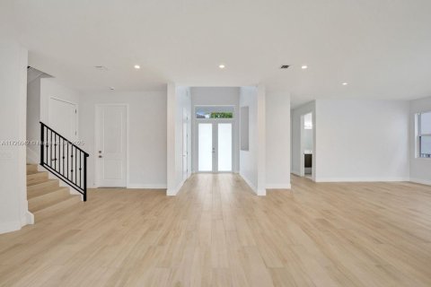 House in Dania Beach, Florida 6 bedrooms, 387.77 sq.m. № 1863754 - photo 11