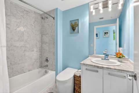 Condo in Miami, Florida, 2 bedrooms № 2185862 - photo 10