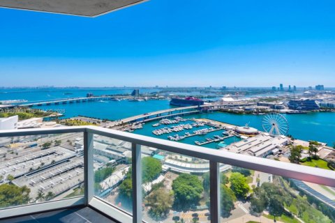 Condo in Miami, Florida, 2 bedrooms № 2185862 - photo 2