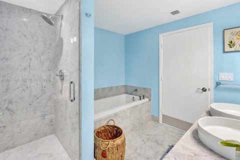 Condo in Miami, Florida, 2 bedrooms № 2185862 - photo 13