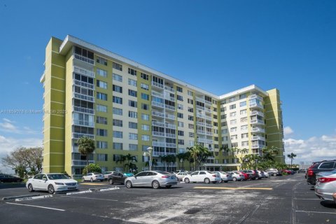 Condo in Hollywood, Florida, 2 bedrooms  № 1887442 - photo 1