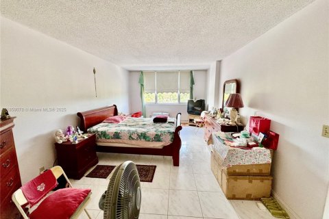 Condo in Hollywood, Florida, 2 bedrooms  № 1887442 - photo 11