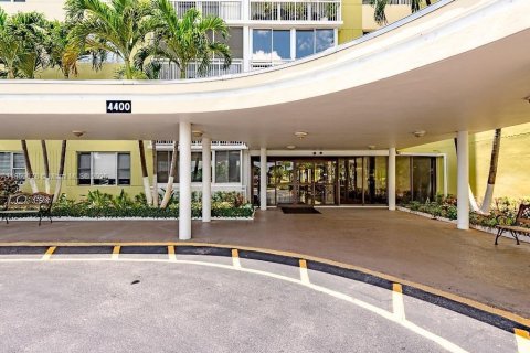 Condo in Hollywood, Florida, 2 bedrooms  № 1887442 - photo 3