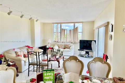 Condo in Hollywood, Florida, 2 bedrooms  № 1887442 - photo 7
