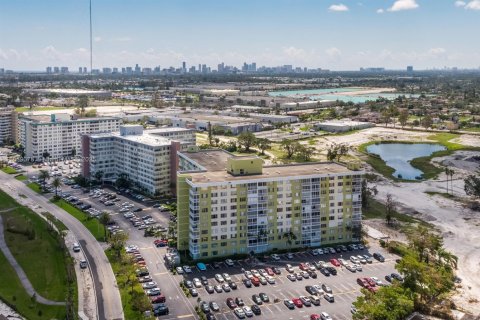 Condo in Hollywood, Florida, 2 bedrooms  № 1887442 - photo 17