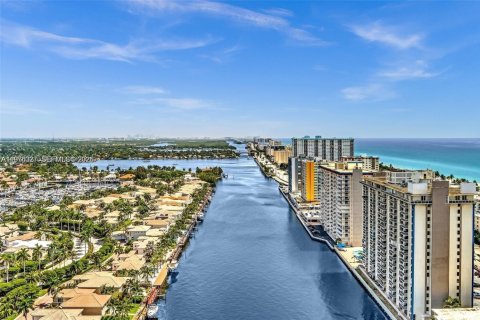 Condominio en alquiler en Hollywood, Florida, 1 dormitorio, 77.29 m2 № 2044007 - foto 3
