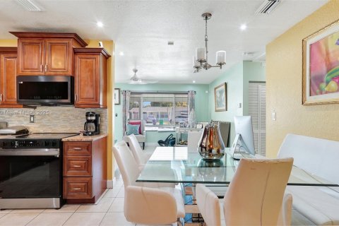 House in Miramar, Florida 3 bedrooms, 143.81 sq.m. № 1882197 - photo 17