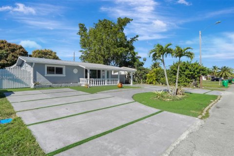 House in Miramar, Florida 3 bedrooms, 143.81 sq.m. № 1882197 - photo 3