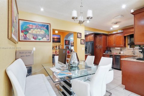 House in Miramar, Florida 3 bedrooms, 143.81 sq.m. № 1882197 - photo 11