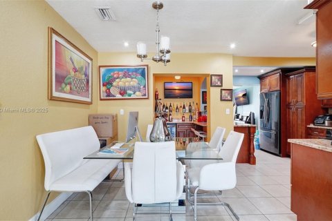 House in Miramar, Florida 3 bedrooms, 143.81 sq.m. № 1882197 - photo 10