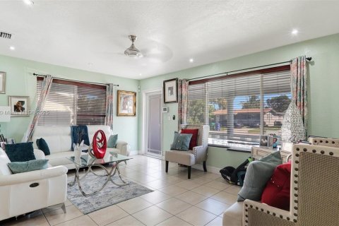 House in Miramar, Florida 3 bedrooms, 143.81 sq.m. № 1882197 - photo 9