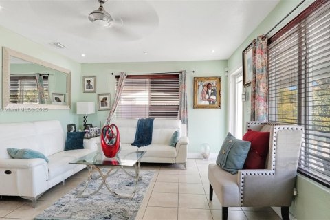 House in Miramar, Florida 3 bedrooms, 143.81 sq.m. № 1882197 - photo 8