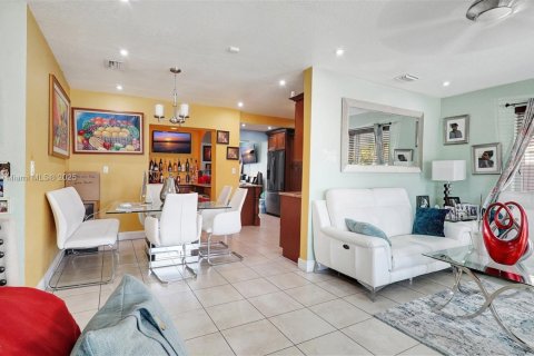 House in Miramar, Florida 3 bedrooms, 143.81 sq.m. № 1882197 - photo 7