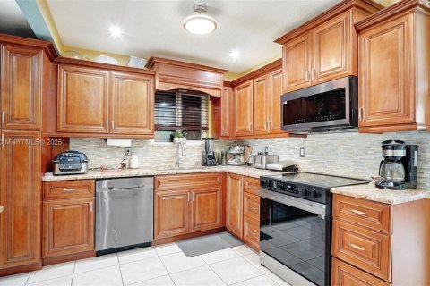 House in Miramar, Florida 3 bedrooms, 143.81 sq.m. № 1882197 - photo 14