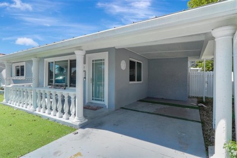 House in Miramar, Florida 3 bedrooms, 143.81 sq.m. № 1882197 - photo 4
