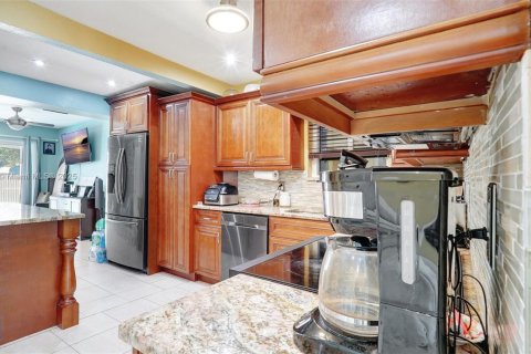 House in Miramar, Florida 3 bedrooms, 143.81 sq.m. № 1882197 - photo 15