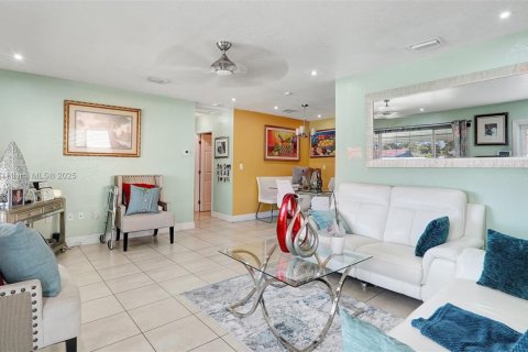 House in Miramar, Florida 3 bedrooms, 143.81 sq.m. № 1882197 - photo 6