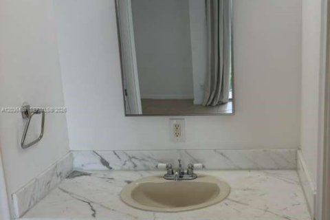 Condo in West Palm Beach, Florida, 2 bedrooms  № 2176439 - photo 16