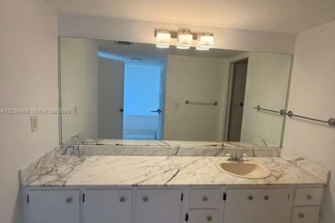 Condo in West Palm Beach, Florida, 2 bedrooms  № 2176439 - photo 15