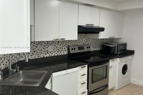Condo in West Palm Beach, Florida, 2 bedrooms  № 2176439 - photo 8