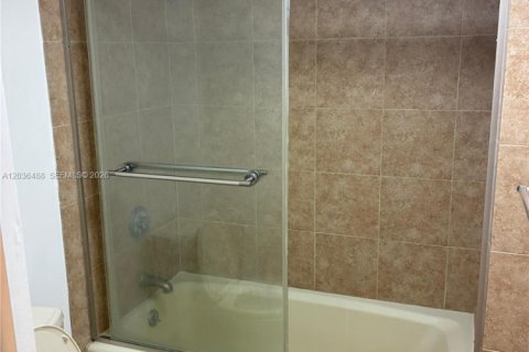 Condo in West Palm Beach, Florida, 2 bedrooms  № 2176439 - photo 19