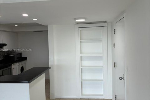 Condo in West Palm Beach, Florida, 2 bedrooms  № 2176439 - photo 9