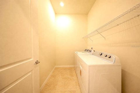 House in Orlando, Florida 4 bedrooms, 216.83 sq.m. № 2206958 - photo 10