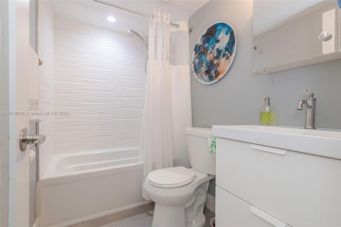 Condo in Miami, Florida, 2 bedrooms  № 1850735 - photo 12