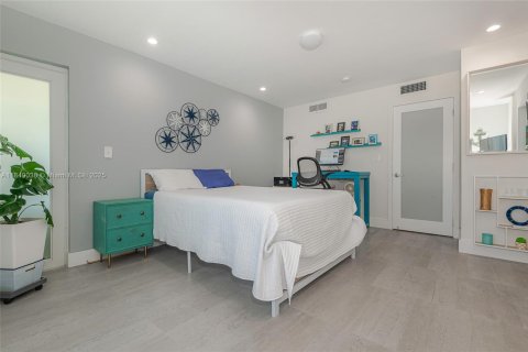 Condo in Miami, Florida, 2 bedrooms  № 1850735 - photo 17