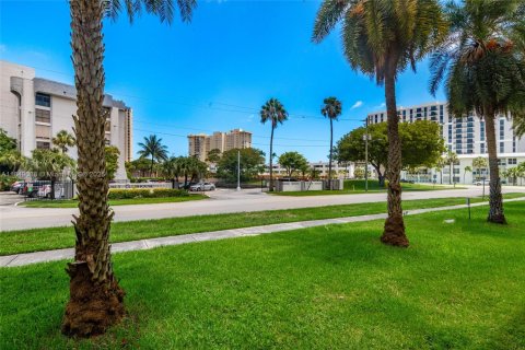 Condo in Miami, Florida, 2 bedrooms  № 1850735 - photo 24