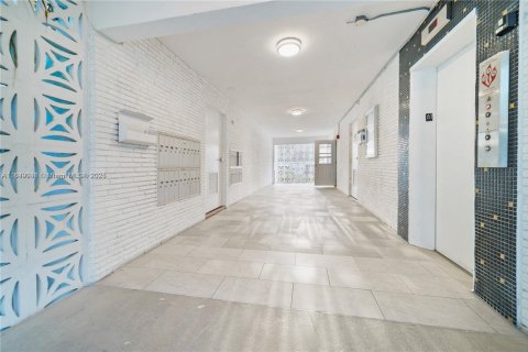 Condo in Miami, Florida, 2 bedrooms  № 1850735 - photo 27