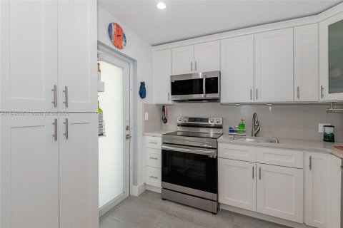 Condo in Miami, Florida, 2 bedrooms  № 1850735 - photo 9