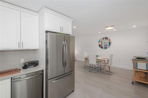 Condo in Miami, Florida, 2 bedrooms  № 1850735 - photo 11