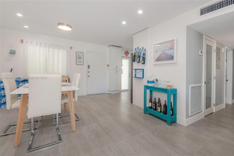 Condo in Miami, Florida, 2 bedrooms  № 1850735 - photo 3