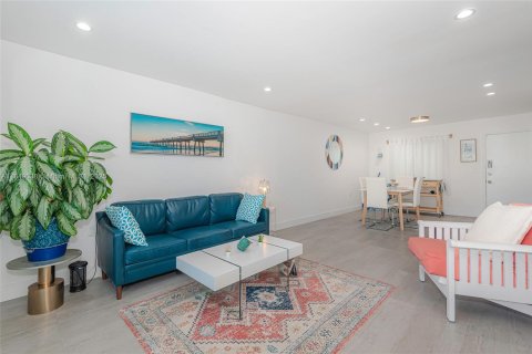 Condo in Miami, Florida, 2 bedrooms  № 1850735 - photo 7