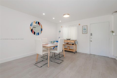 Condo in Miami, Florida, 2 bedrooms  № 1850735 - photo 4