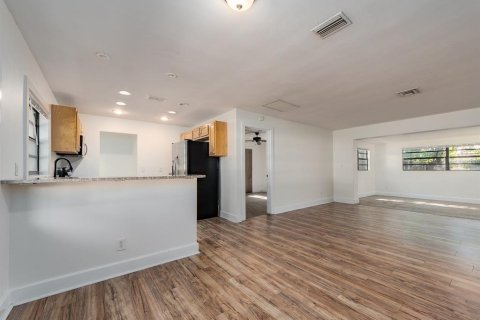 Casa en alquiler en Largo, Florida, 3 dormitorios, 124.12 m2 № 2277801 - foto 3